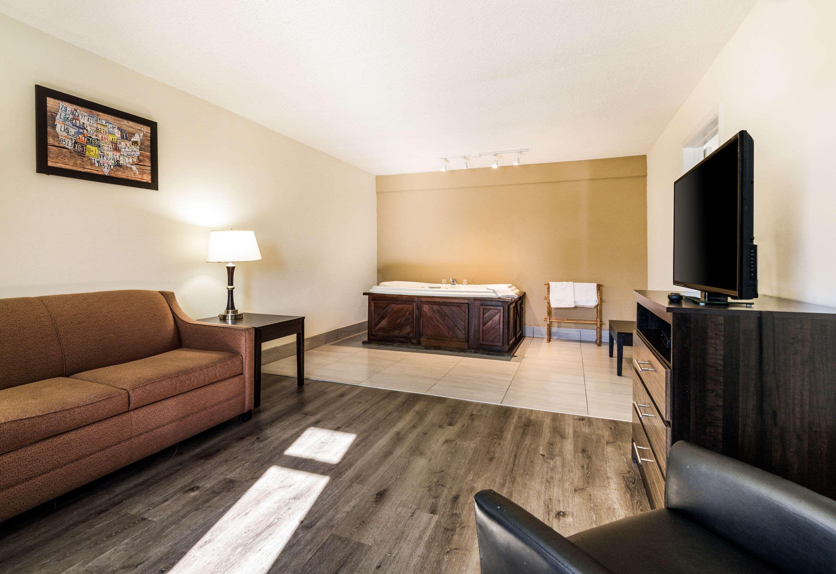 Econo Lodge Glade Springs I-81 Bagian luar foto