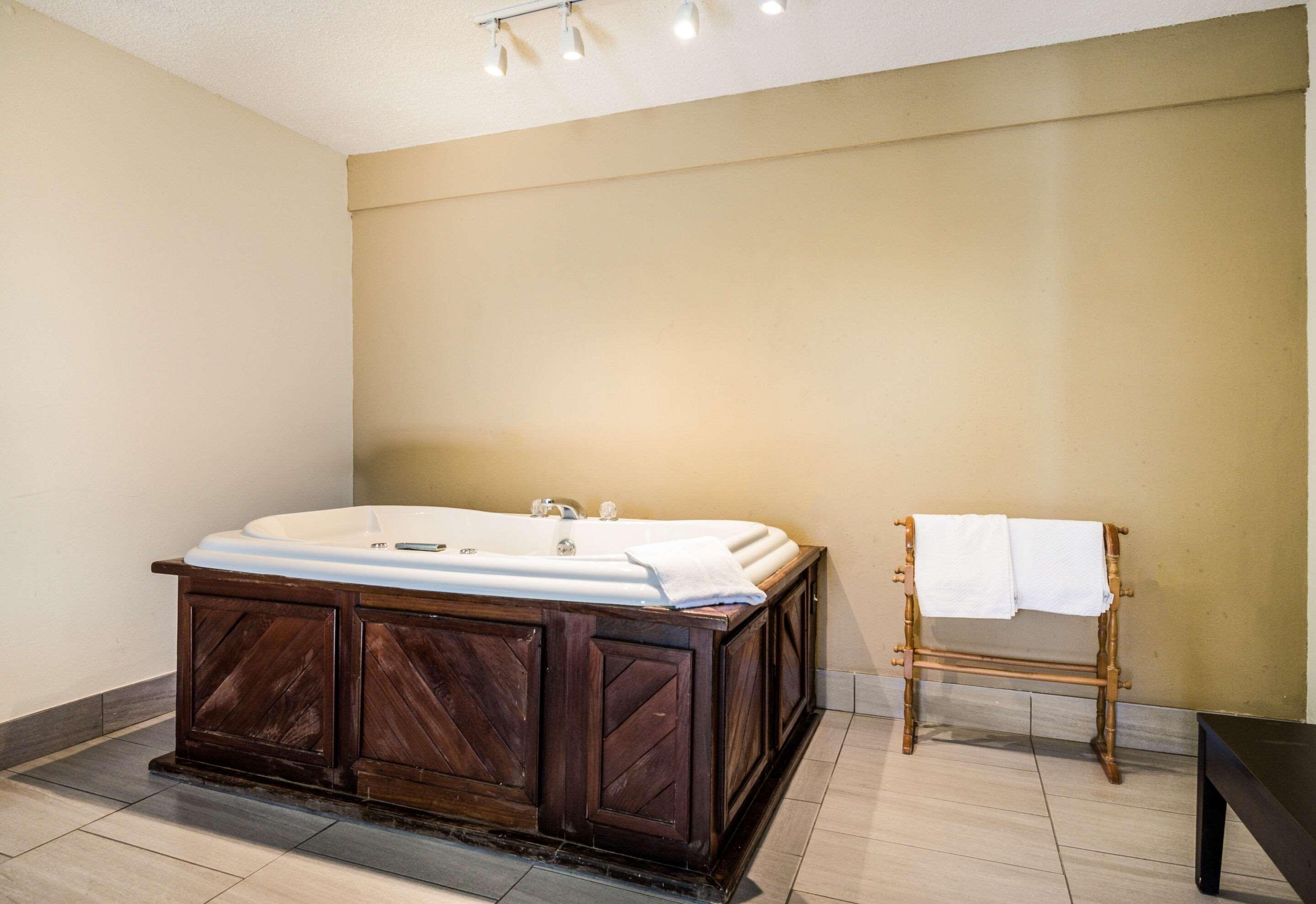 Econo Lodge Glade Springs I-81 Bagian luar foto