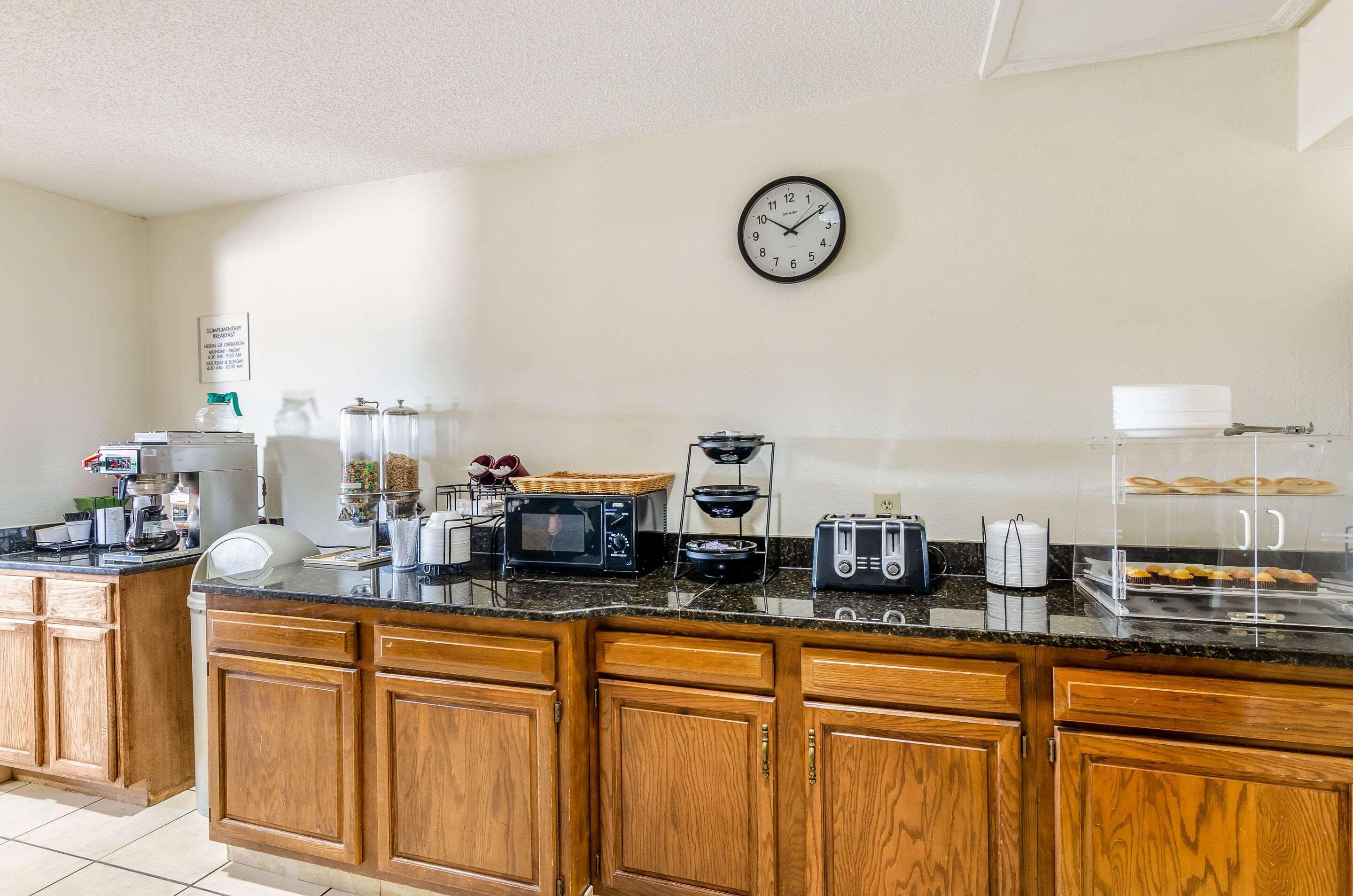 Econo Lodge Glade Springs I-81 Bagian luar foto