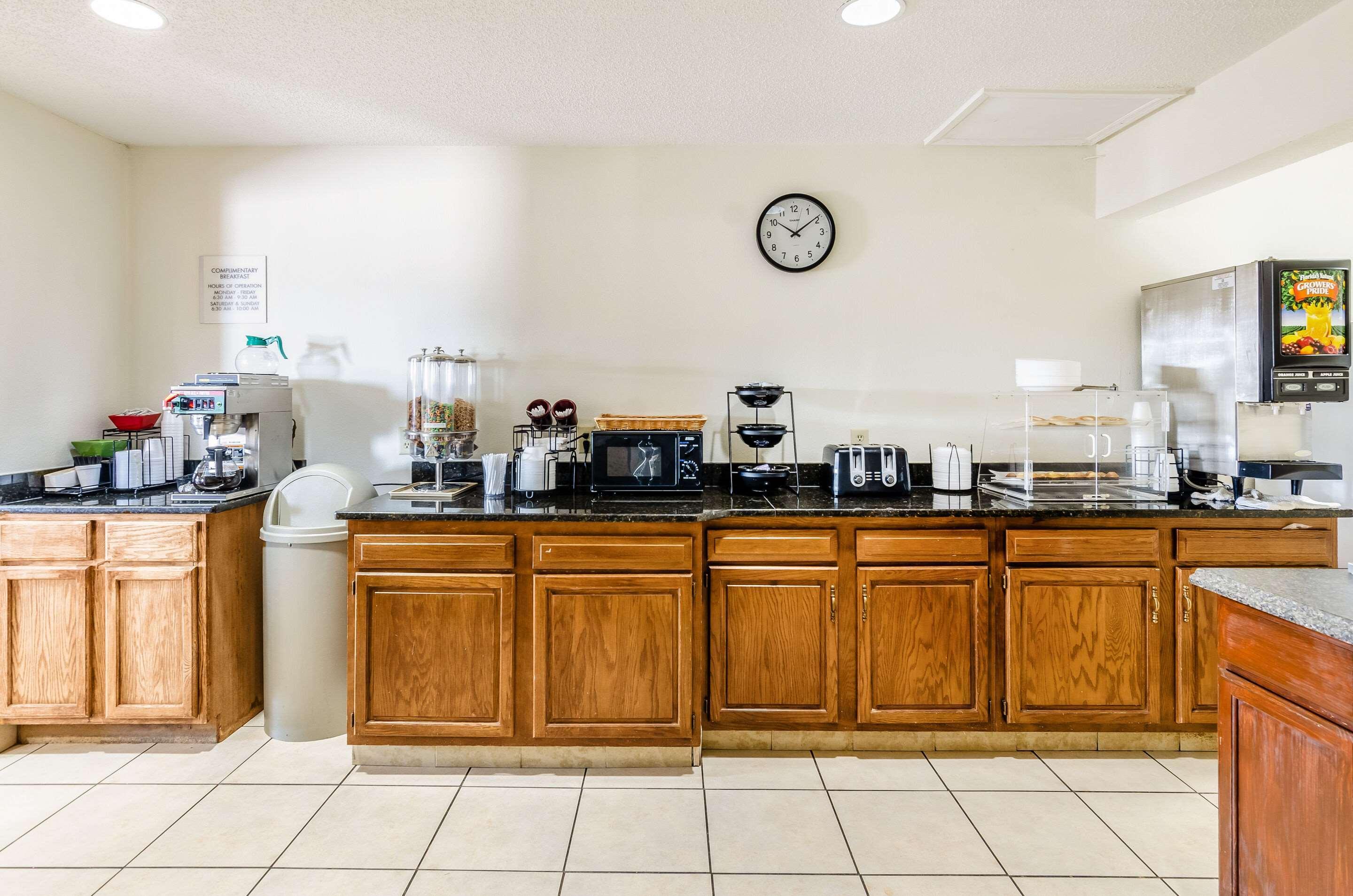 Econo Lodge Glade Springs I-81 Bagian luar foto