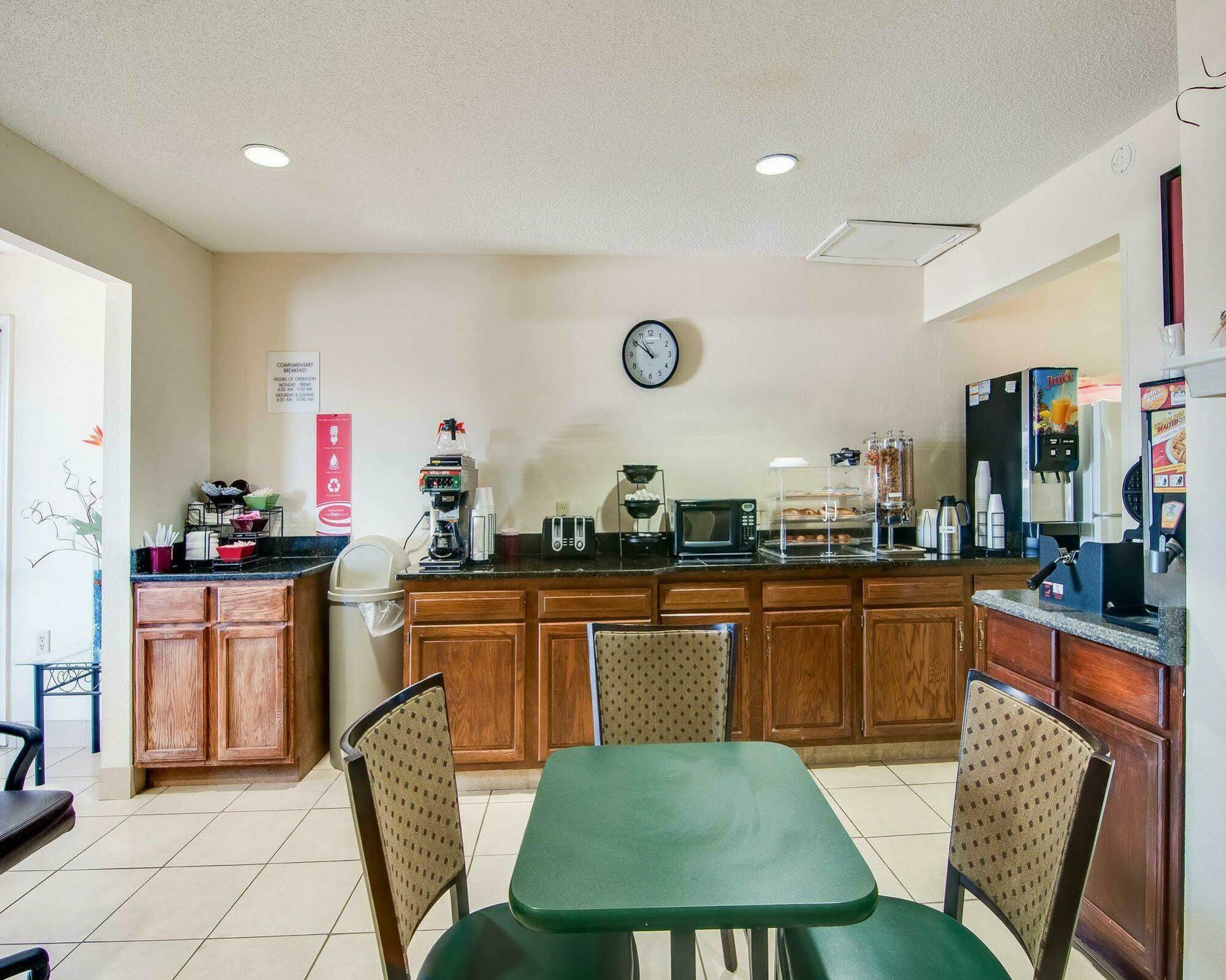 Econo Lodge Glade Springs I-81 Bagian luar foto